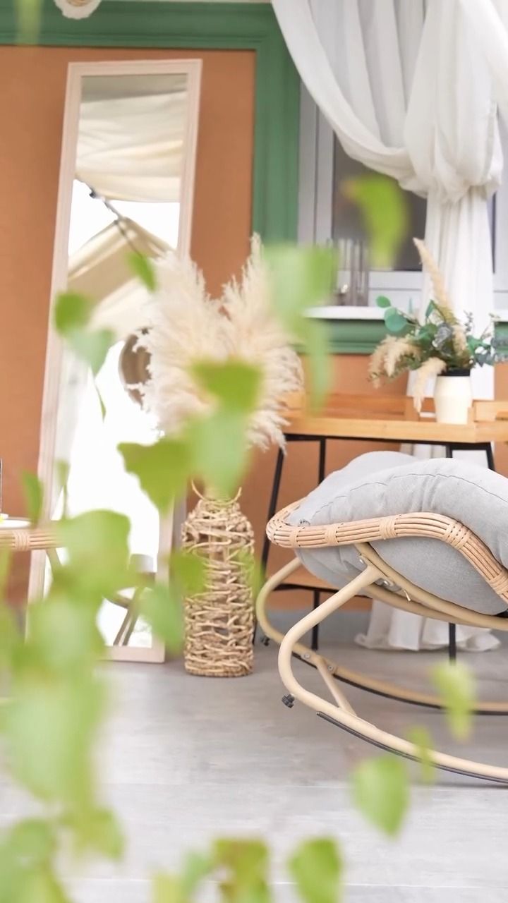 Balansoar din ratan și iarbă de pampas în zona lounge