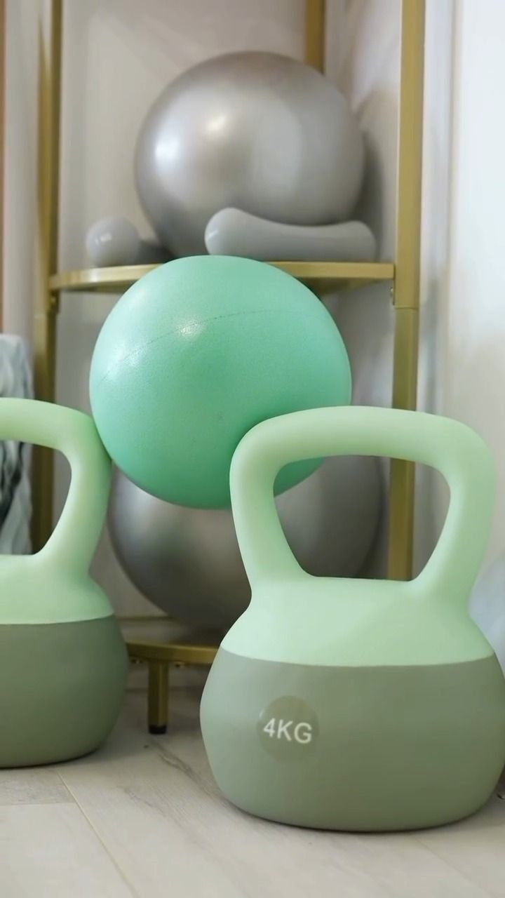 Kettlebell-uri verde mentă și mingi de pilates