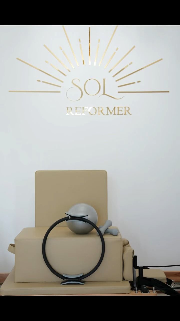 Logo-ul SOL Reformer pe perete, deasupra unui reformer box